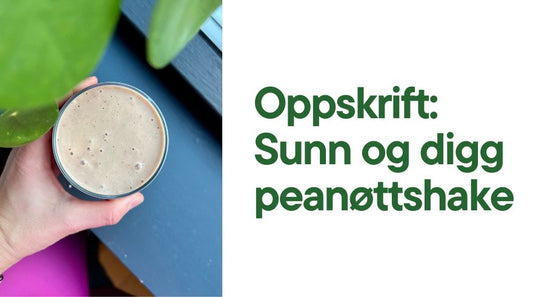 Oppskrift: Sunn og digg peanøttshake. Bilde av en hånd som holder et glass smoothie.