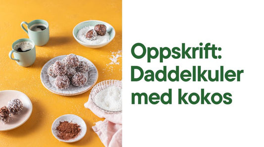 Oppskrift: Daddelkuler med kokos, bilde av et gult bord med varm drikke i et par kopper og daddelkuler med kakao rullet i revet kokos på noen fat.