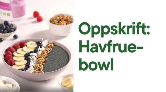 Bilde av en smoothiebowl toppet med røde bær, banan, blåbær, kokos og granola. I bakgrunnen skimtes en boks Herbalife Formula 1 shakemix summer berries-smak.