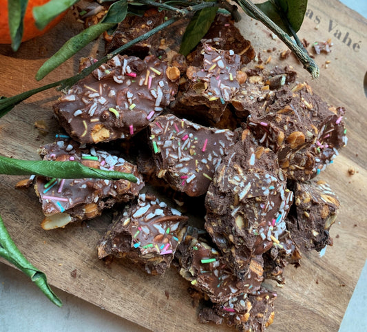 Herbalife Rocky Road sjokolade-biter på ei trefjøl.