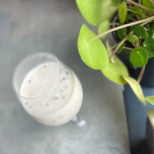 Herbalife Cookie Crunch-shake på en grå kjøkkenbenk.