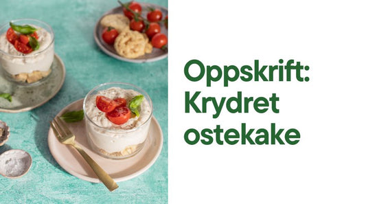 To stykk ostekake i glass med tomat og basilikum på et fat med gaffel, et fat med snacks og små tomater og teksten Oppskrift: Krydret ostekake.