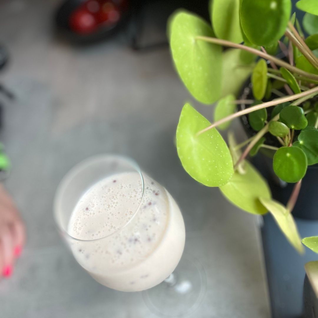 En Herbalife cookie crunch-shake i et glass på en kjøkkenbenk.