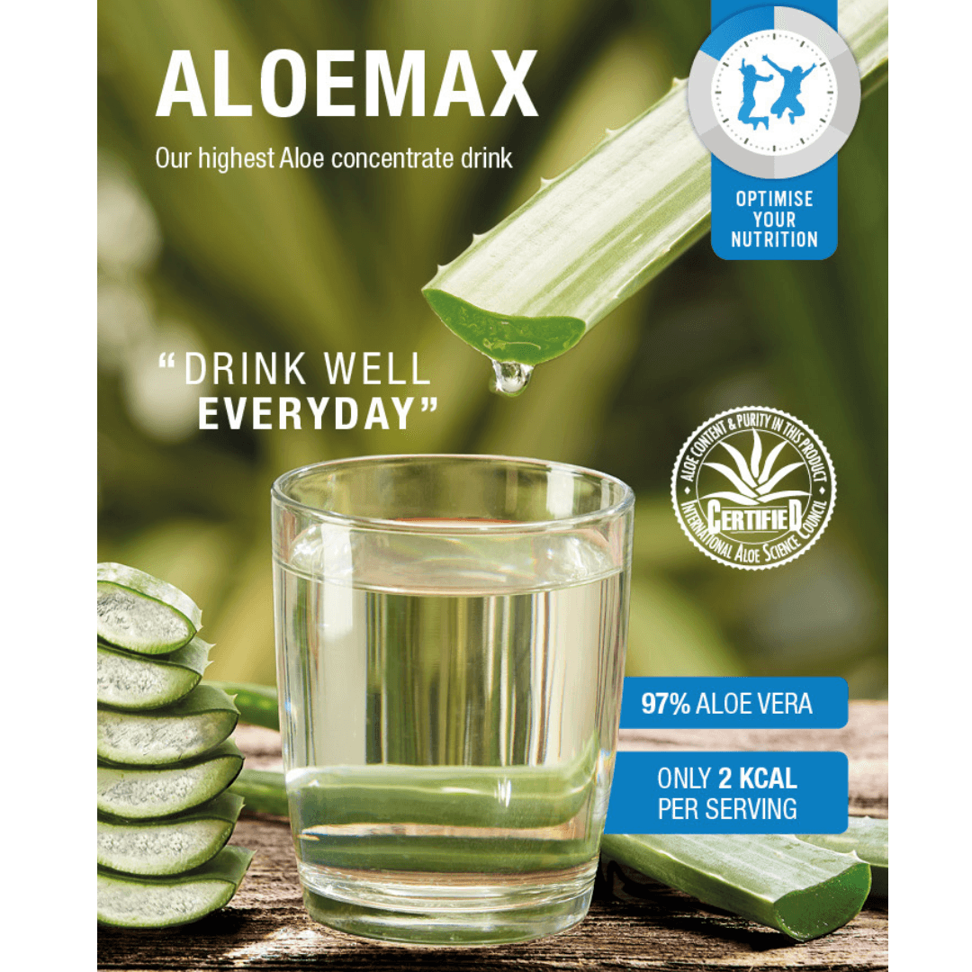 Et glass aloevera-juice med et avskåret aloe vera-blad som holdes over og drypper aloejuice ned i glasset. Det ligger flere aloeblad rundt. Tekst på bildet: «Aloe Max, our highest aloe consentrate drink», «Drink well everyday», «Optimise your nutrition», «97% aloe vera», «Only 2 kcal per servering» samt merket for at aloeveraen er sertifisert av International Aloe Vera Council, for mengden aloe og kvaliteten på denne.