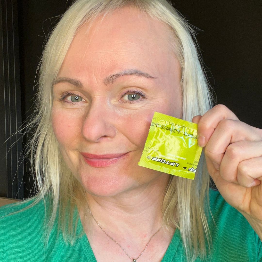 En brusetablett Herbalife Liftoff energidrikk og Helga som viser den frem.