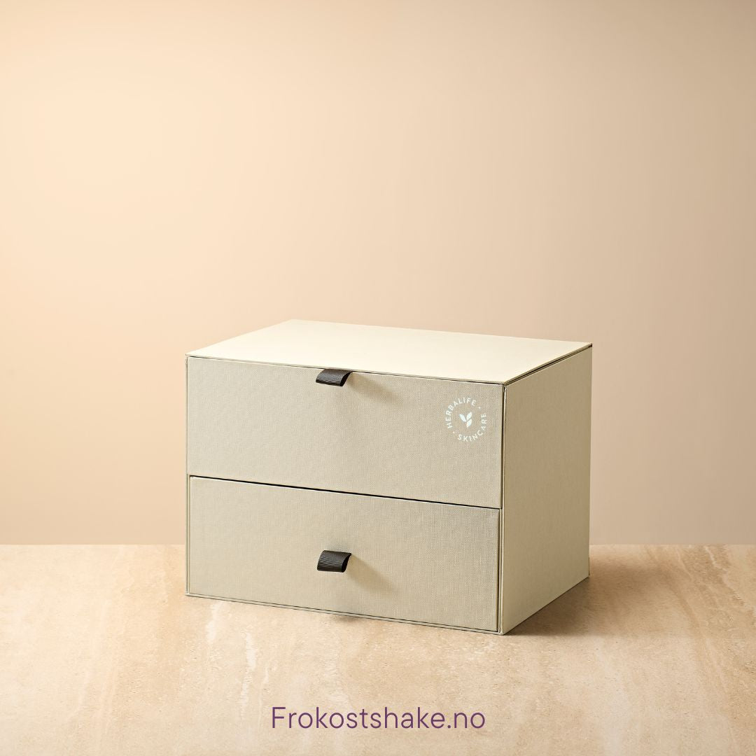 Lukket HL/Skin DMO Kit demoboks i beige strukturpapir med Herbalife-logo. Elegant oppbevarings- og presentasjonsboks for HL/Skin hudpleieserie fra Frokostshake.no.