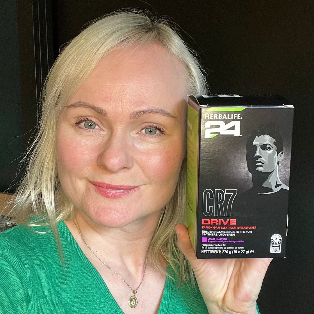 Helga og en boks Herbalife H24 CR7 Drive porsjonsposer.