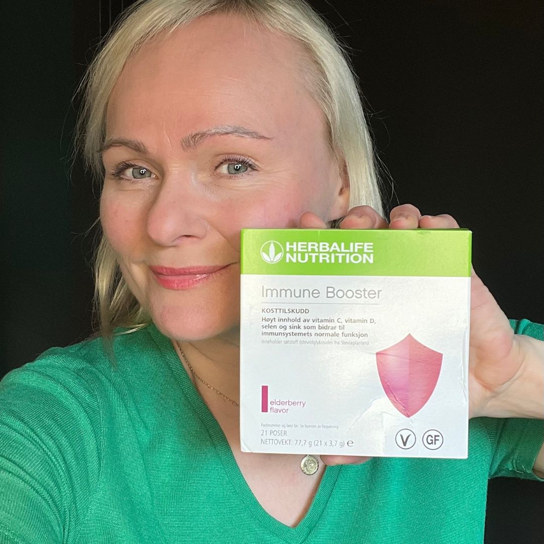 Helga og en pakke Herbalife Immune Booster kosttilskudd.