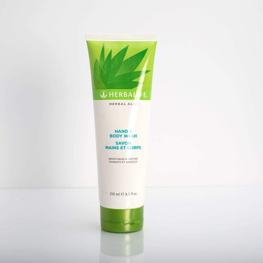 Bilde av en tube Herbalife Herbal Aloe Hand & Body Wash. Tuben har tekst på engelsk og det står Moisture & soften. 250 ml.
