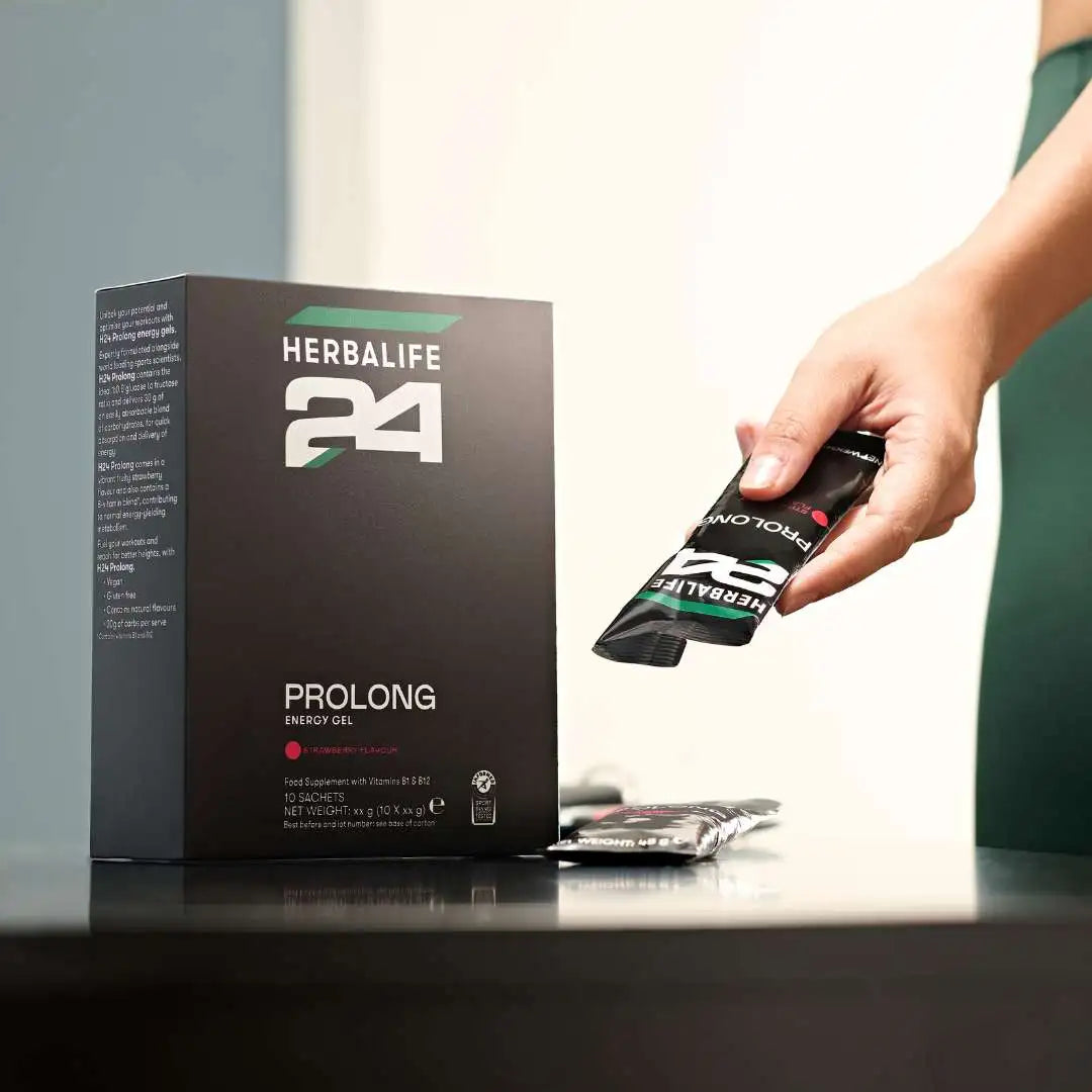 En pakke Herbalife H24 Prolong Energy Gel og en kvinne som tar en porsjonspose i hånden.