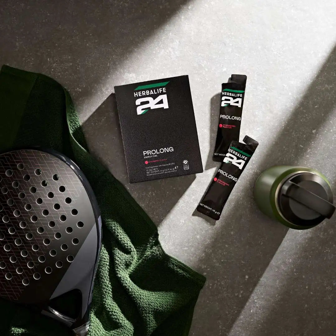 To porsjonsposer og en pakke Herbalife H24 Prolong Energy Gel, et håndkle, en drikkeflaske og en racket.