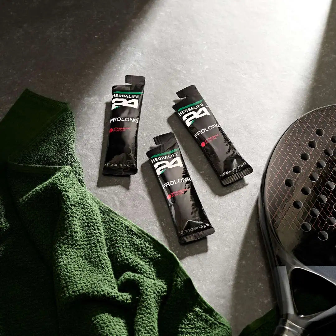 Tre porsjonsposer Herbalife H24 Prolong Energy Gel, et håndkle og en racket.