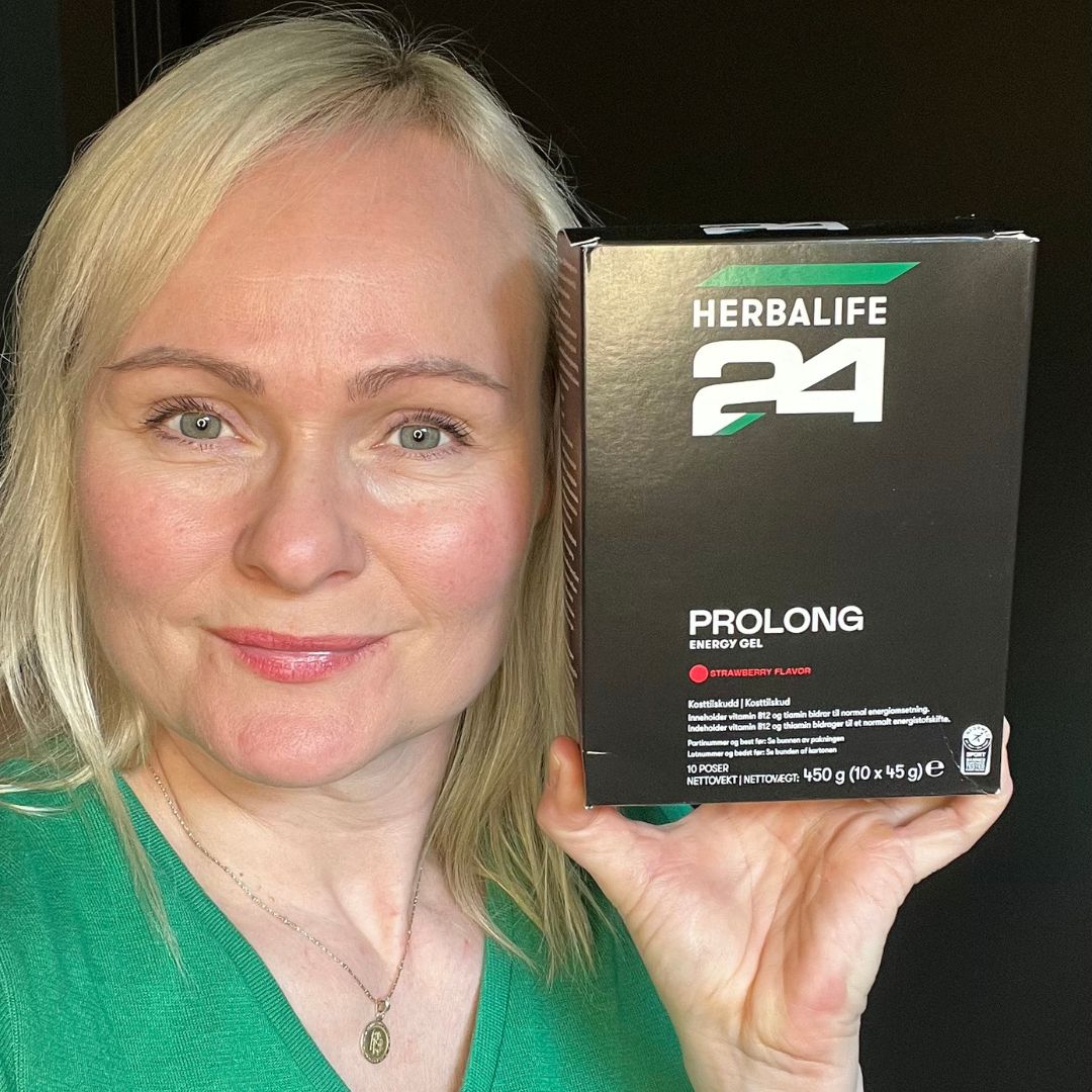En boks Herbalife H24 Prolong Energy Gel og Helga som viser den frem.