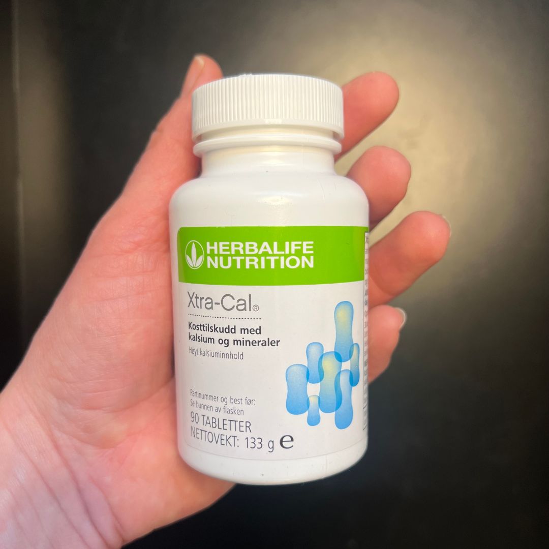 En boks Herbalife Xtra-Cal magnesium- og kalsium kosttilskudd i hånda.
