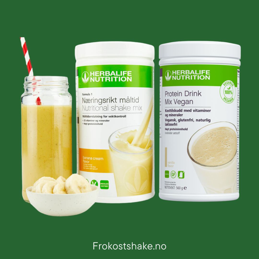 Grønn bakgrunn, glasstumbler med gul smoothie og sugerør, skål med bananskiver, en boks Herbalife bananshake og en boks Herbalife proteindrikk vegan. Tekst: Frokostshake.no