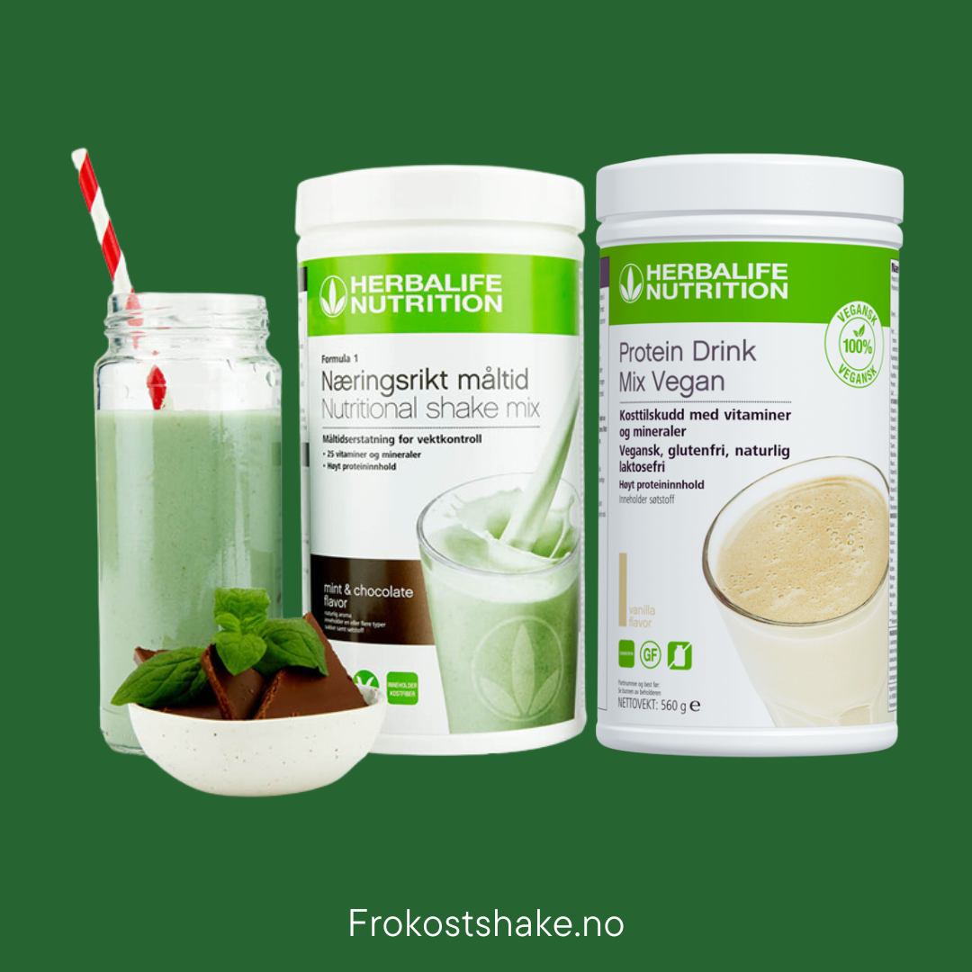 Grønn bakgrunn, glasstumbler med grønn smoothie og sugerør, skål med sjokoladebiter og mynteblad, en boks Herbalife mintsjokoladeshake og en boks Herbalife proteindrikk vegan. Tekst: Frokostshake.no