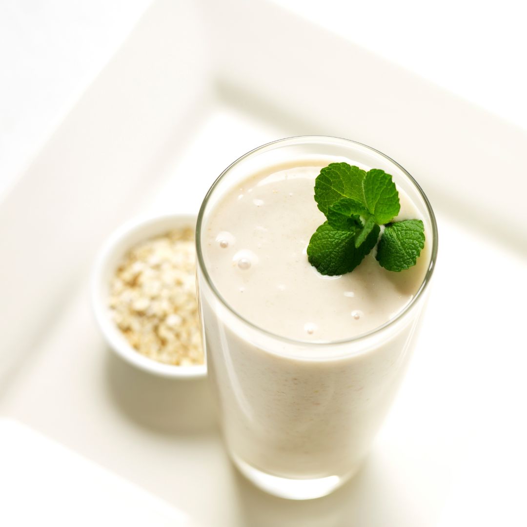 Vaniljeshake laget med Herbalife Formula 1 i glass pyntet med mynteblader.