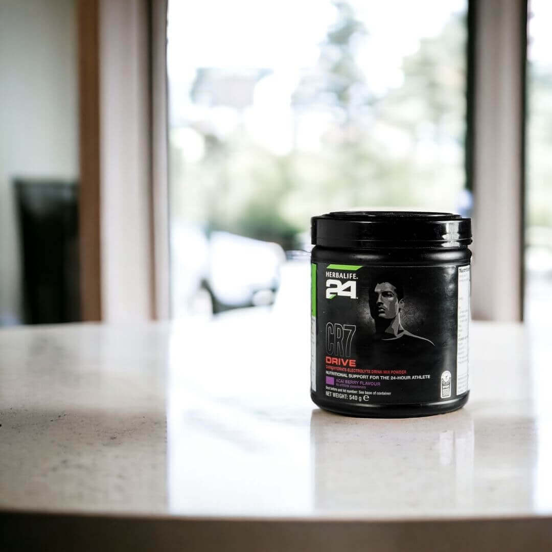 En boks Herbalife H24 CR7 drive på en kjøkkenbenk.