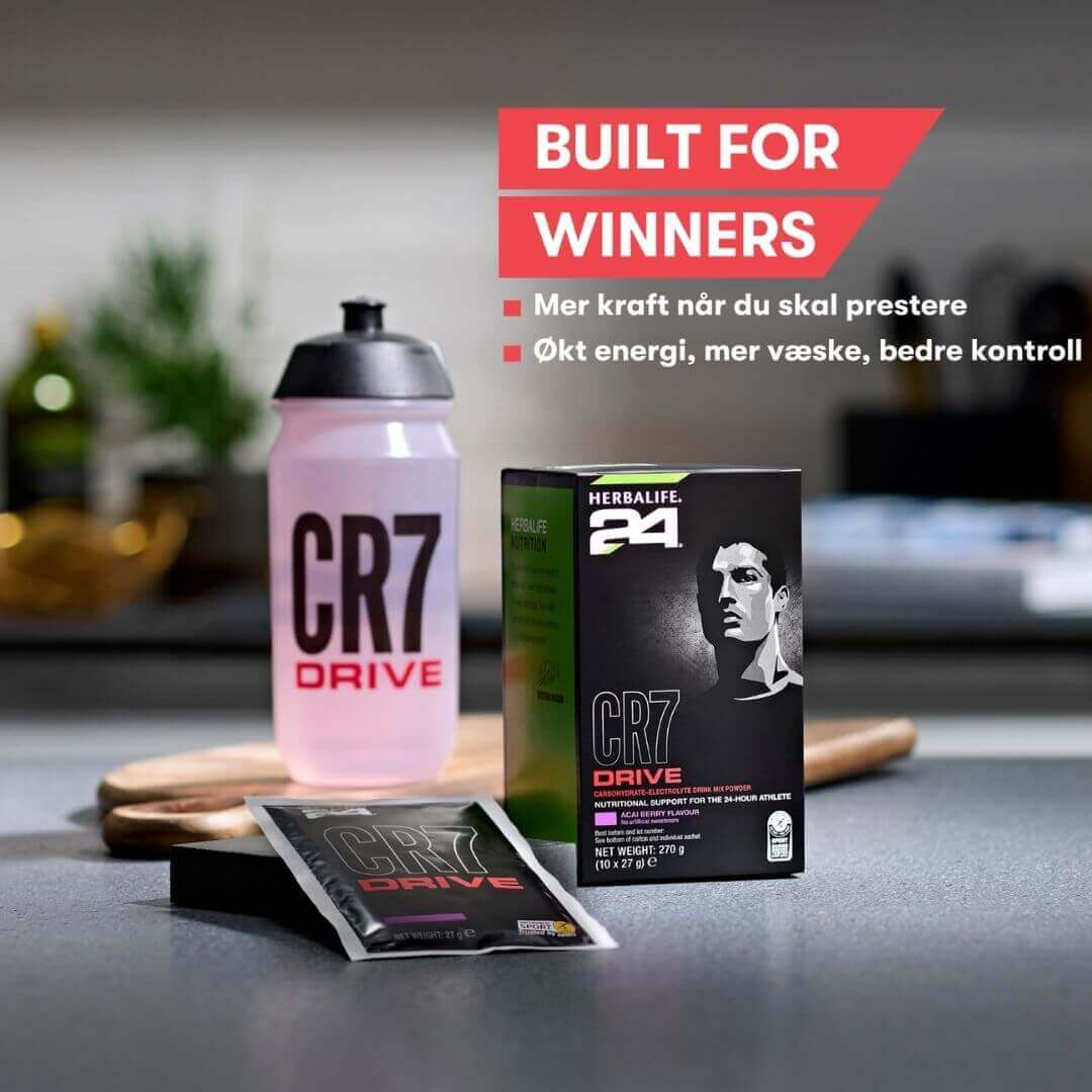 En pakke Herbalife H24 CR7 Drive, en løs porsjonspose og en drikkeflaske med sportsdrikk. På bildet står teksten “Built for winners. Mer kraft når du skal prestere. Økt energi, mer væske, bedre kontroll”.