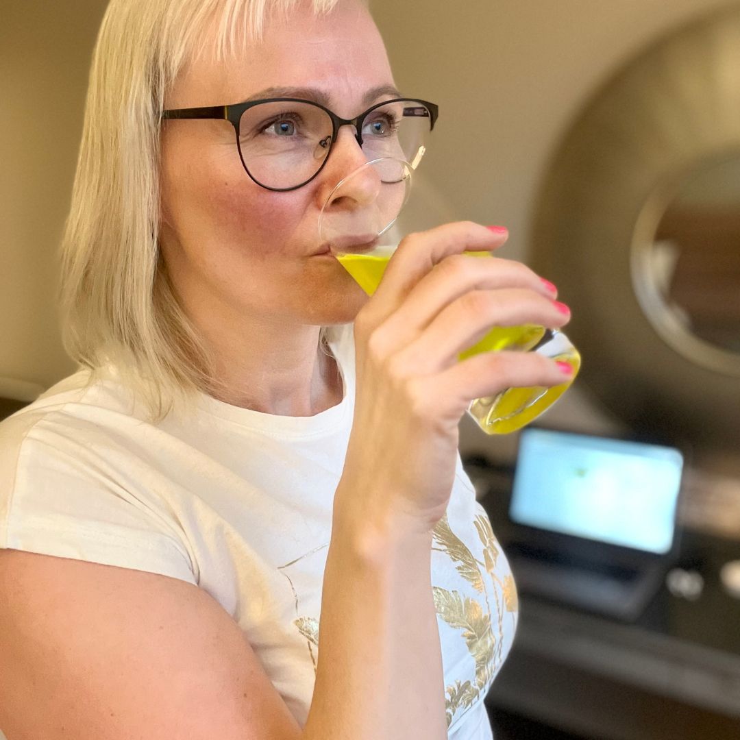 Helga Opsett drikker et glass Herbalife Littoff energidrikk.