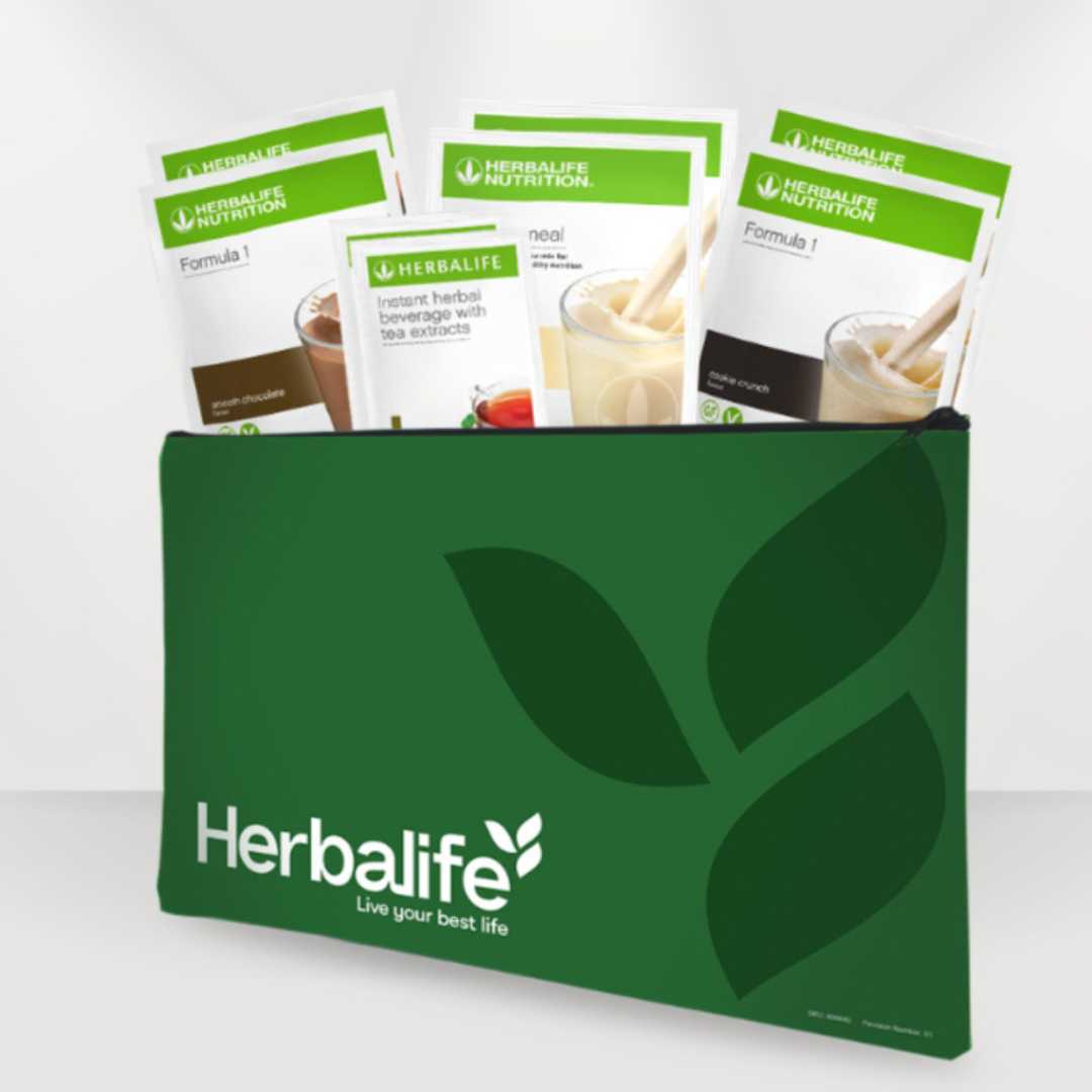 6 porsjonsposer Herbalife-shake med sjokoladesmak, vanilje og cookie crunch samt 2 porsjonsposer instant urtete i en veske med Herbalife-logo.