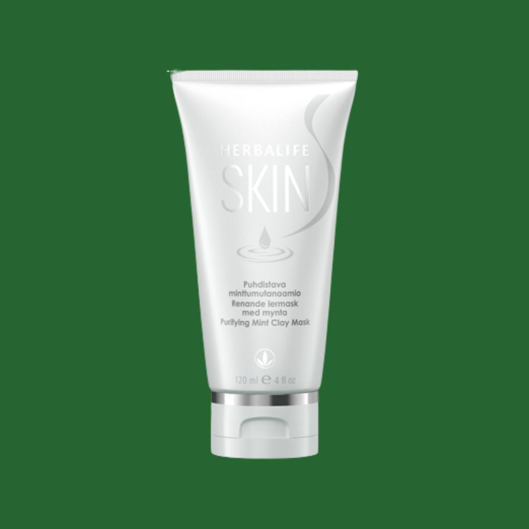 En tube Herbalife SKIN Purifying Mint Clay Mask på grønn bakgrunn.