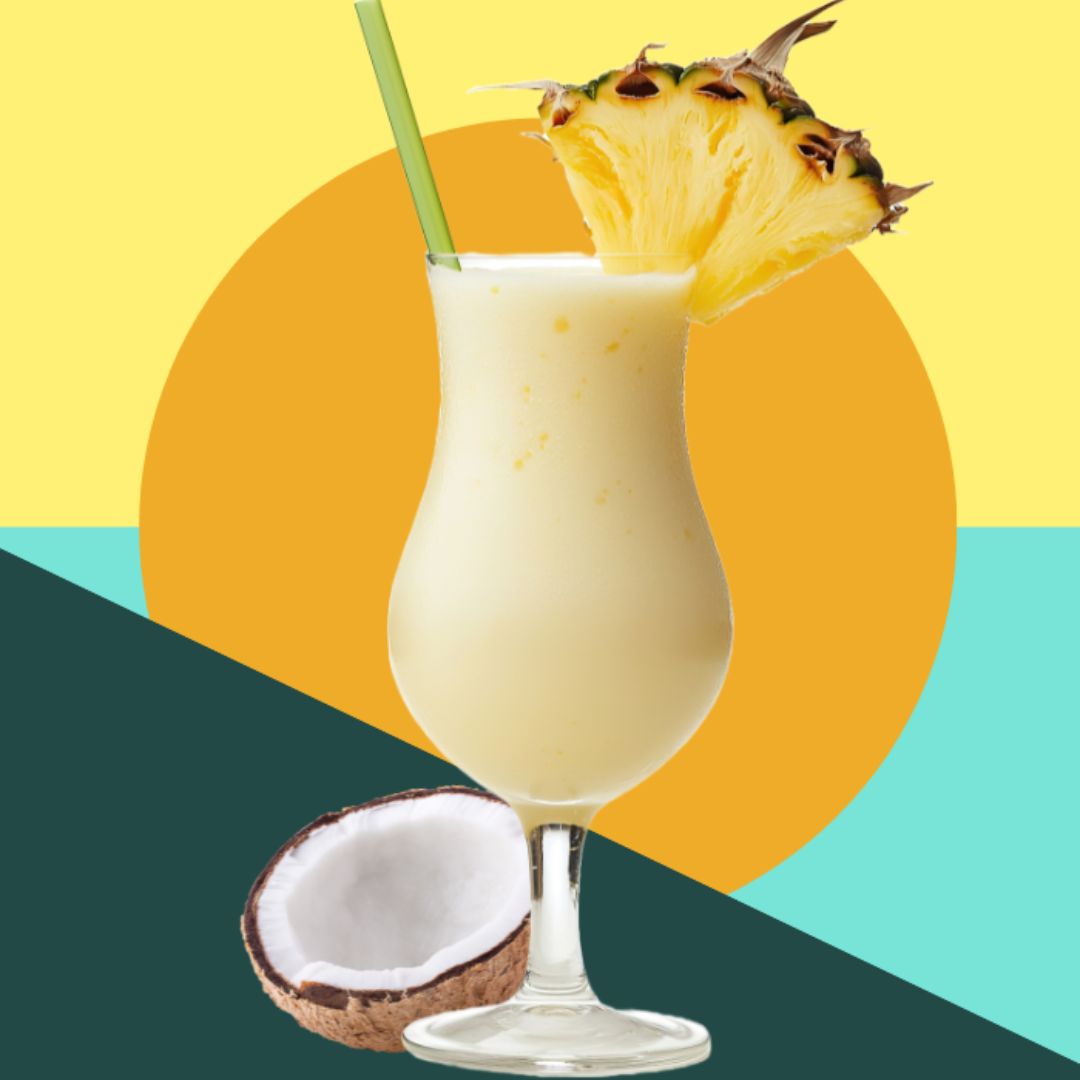 Glass med Herbalife Formula 1 shake Pineapple Coconut Limited Edition pyntet med ananasskive, kokosnøtt ved siden av og fargerik sol-inspirert bakgrunn.