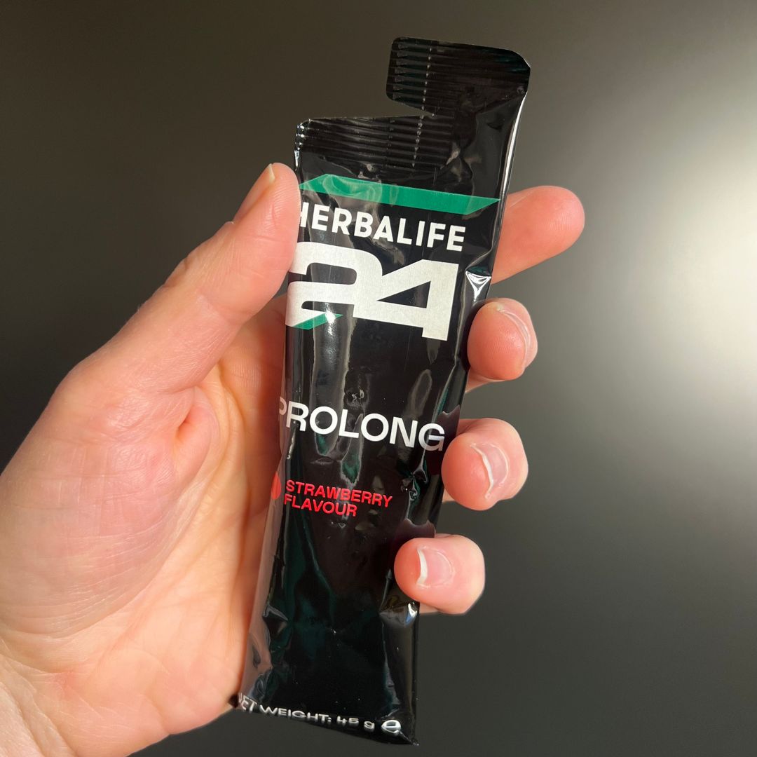 En porsjonspose Herbalife H24 Prolong Energy Gel i hånda.