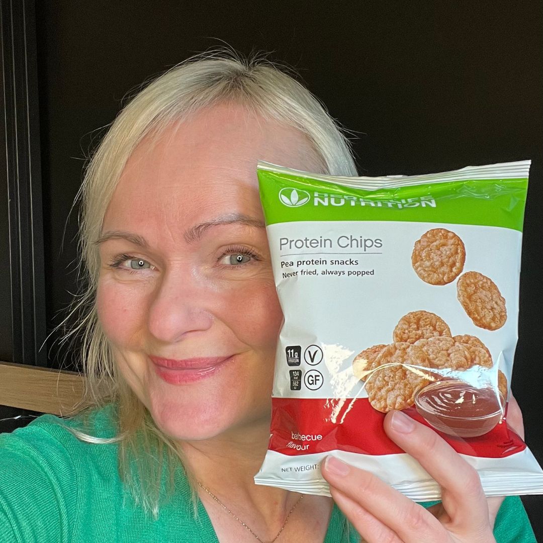 En porsjonspose Herbalife proteinchips med barbeque-smak og Helga.