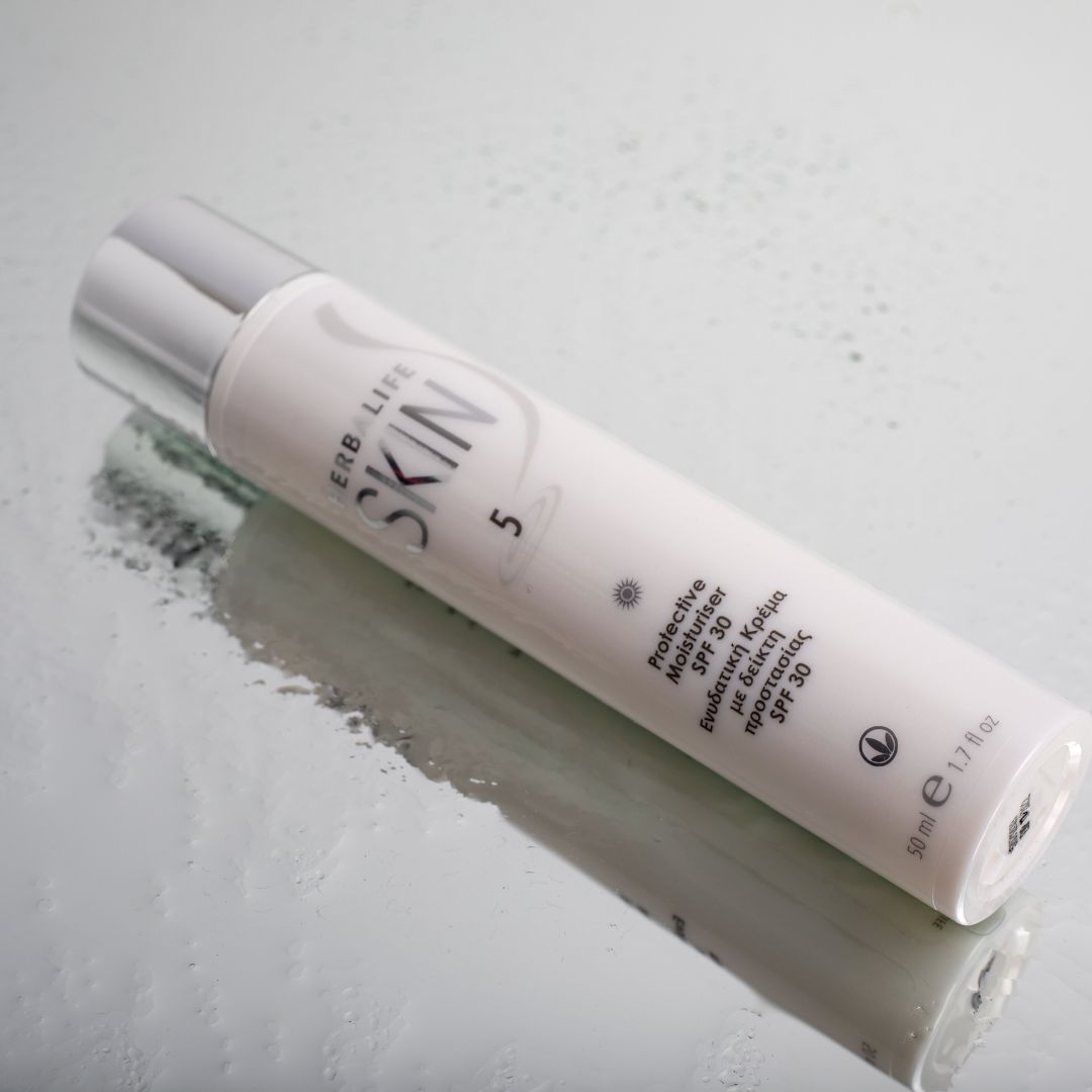En tube Herbalife SKIN Protective Moisturiser dagkrem med solfaktor 30.