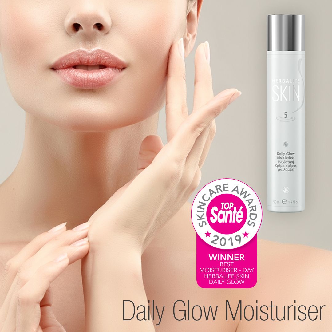 En tube Herbalife SKIN Daily Glow Moisturiser dagkrem, et kvinneansikt og merket for vinner av beste dagkrem i Top Santé Skin Care Awards 2019.