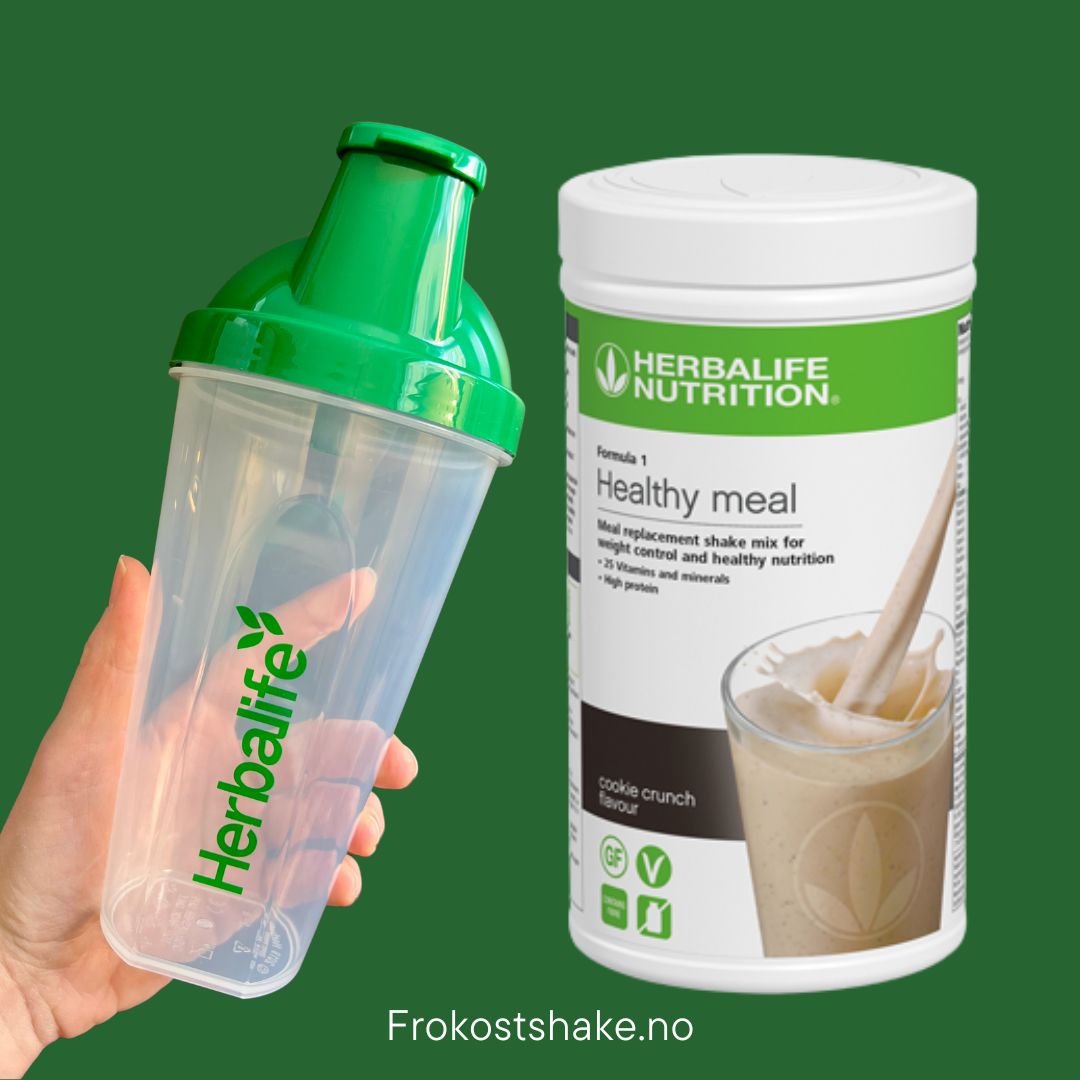 Cookie crunch Herbalife shake-boks og shakerflaske i hånden på grønn bakgrunn, Frokostshake.no.