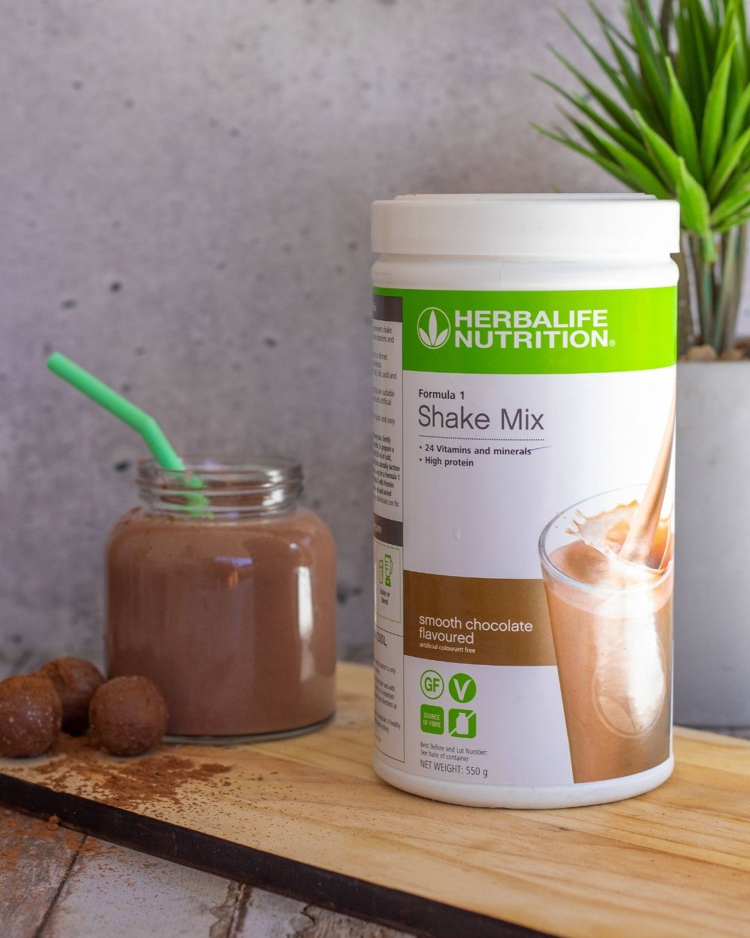 Herbalife Formula 1 sjokoladeshake boks med ferdig blandet shake ved siden av