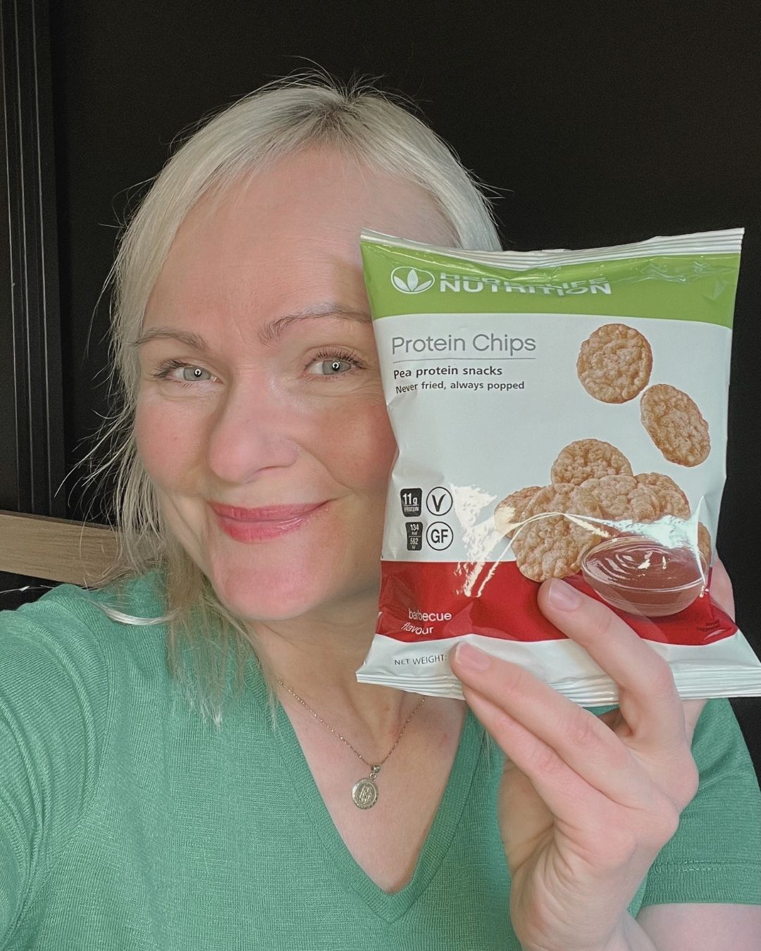 En porsjonspose Herbalife proteinchips med barbeque-smak og Helga.
