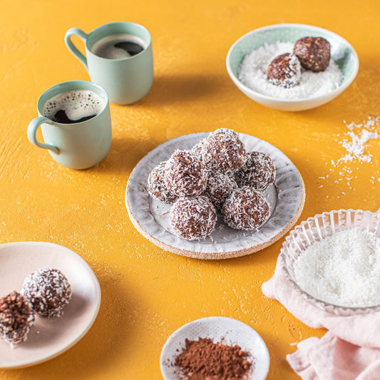 Daddelkuler med kakao og revet kokosnøtt