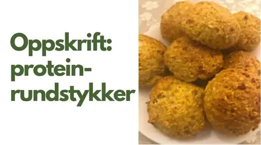 Proteinrundstykker på et fat og teksten "Oppskrift: protein-rundstykker"