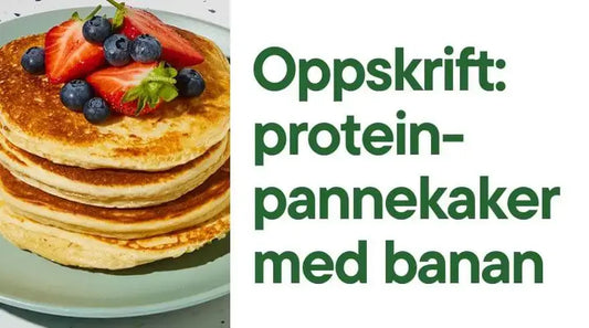 En stabel Herbalife amerikanske pannekaker på et fat, toppet med ferske jordbær og blåbær. Tekst: Oppskrift: Proteinpannekaker med banan