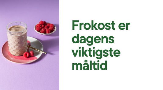 Tekst: Frokost er dagens viktigste måltid og bilde av en jordbær-smoothie i et glass på et fat med bringebær. 