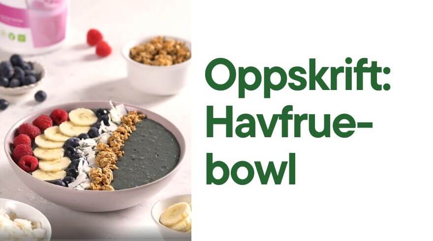 Bilde av en smoothiebowl toppet med røde bær, banan, blåbær, kokos og granola. I bakgrunnen skimtes en boks Herbalife Formula 1 shakemix summer berries-smak. 