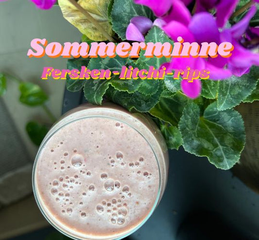 Herbalife-shake i et glass og lilla blomster og teksten "Sommerminne fersken, litchi, rips"- Frokostshake.no