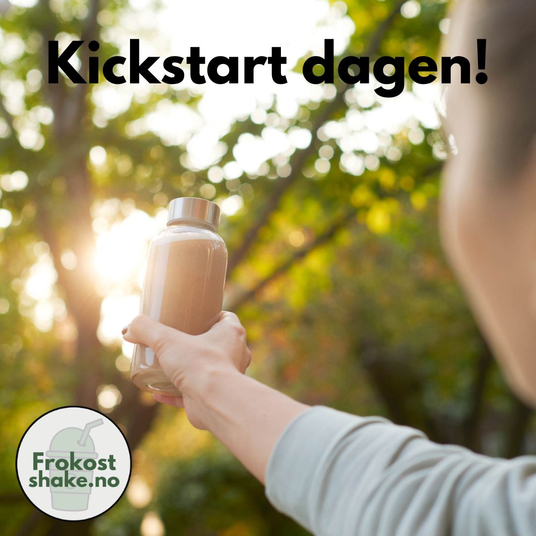 En kvinne holder en Herbalife-shake opp i lufta ute i naturen. Bildet har teksten «Kickstart dagen!»