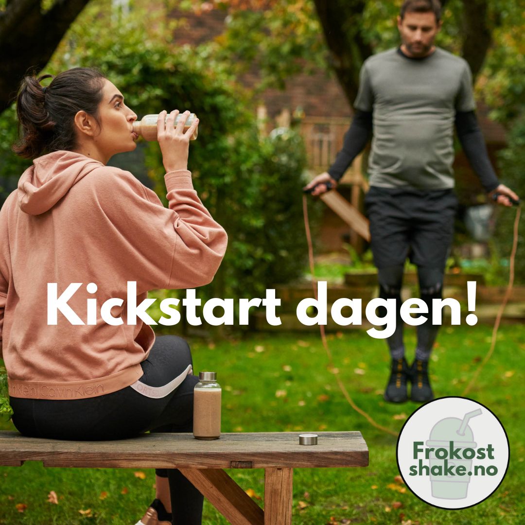 En kvinne sitter på en benk og drikker en Herbalife-shake mens en mann hopper hoppetau i bakgrunnen. På bildet står teksten «Kickstart dagen!»