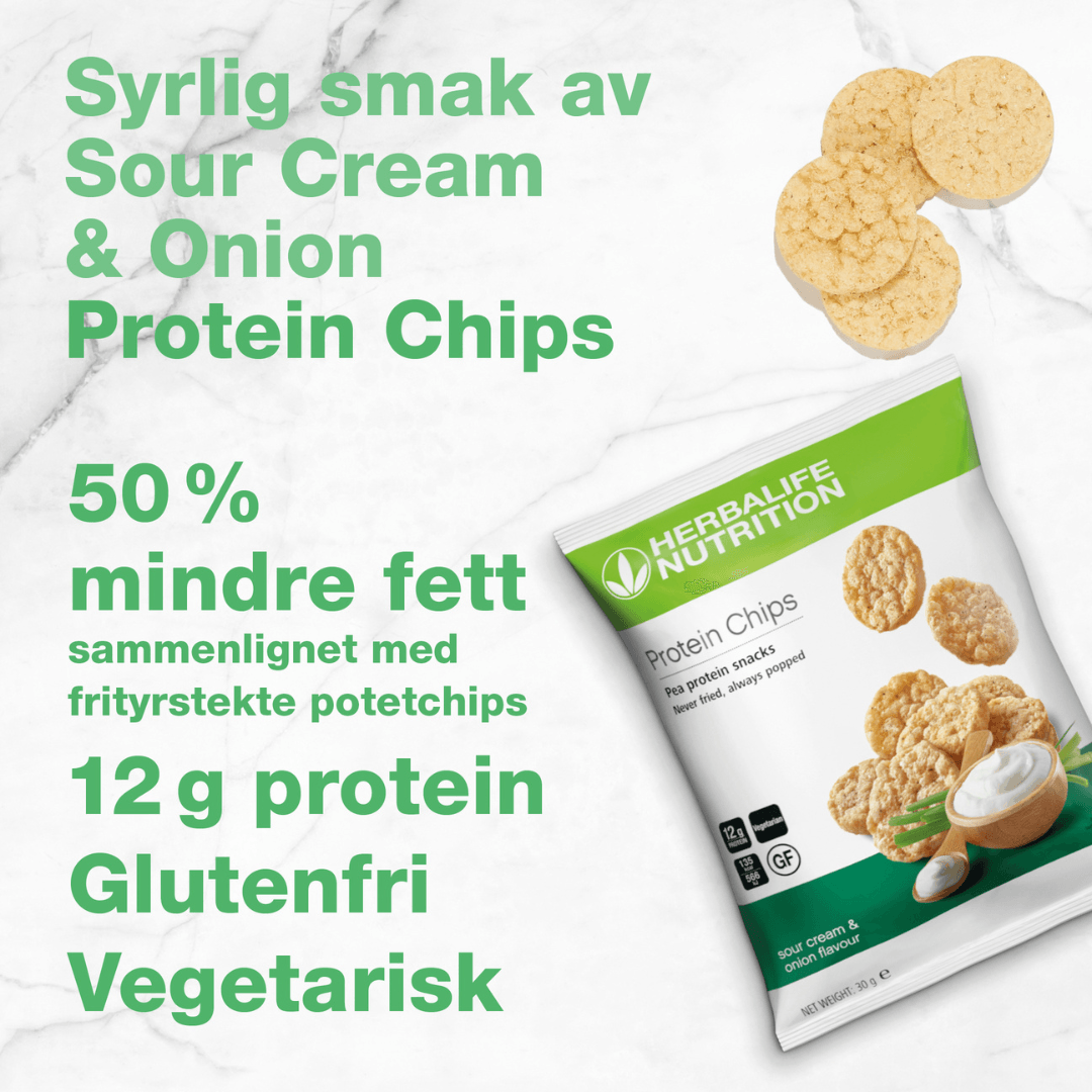 En porsjonspose Herbalife Protein Chips med sourcream & onion-smak og noen løse chips. På bildet står teksten “Syrlig smak av sour cream & onion proteinchips. 50% mindre fett sammenlignet med frityrstekte potetchips.12 gram protein. Glutenfri. Vegetarisk.