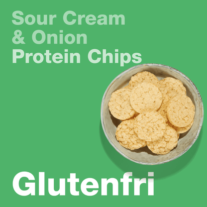 En plakat med en skål Herbalife Protein Chips med sourcream & onion-smak. Bildet har teksten “Sour Cream & Onion protein chips. Glutenfri”.