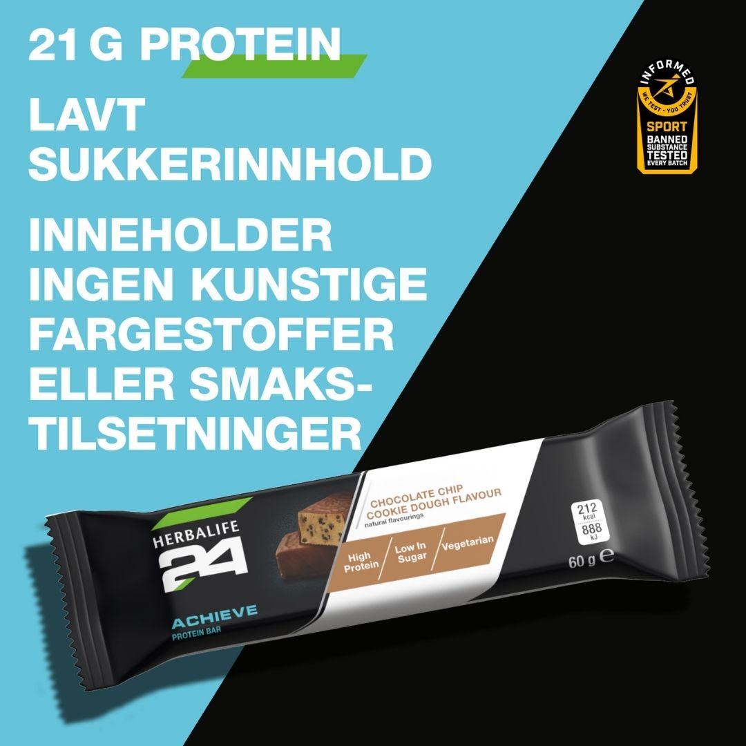 En Herbalife H24 Achieve proteinbar chocolate chip cookie dough og teksten “21 gram protein, lavt sukkerinnhold, inneholder ingen kunstige fargestoffer eller smakstilsetninger” samt logoen for Informed Sport. 