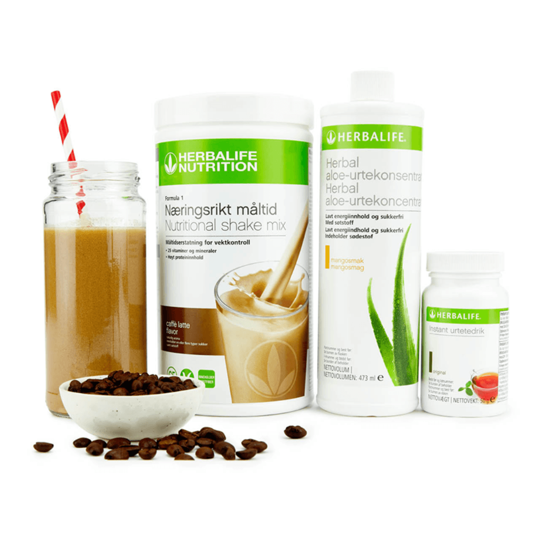 Bildet viser Herbalife-produktene som Frokostpakke basic caffe latte består av; Herbalife-shake med kaffelattesmak, Herbal Aloe aloevera-juice med mangosmak og Instant urtete med original-smak samt en kaffe latte-shake i et glass med sugerør og noen kaffebønner i en skål.