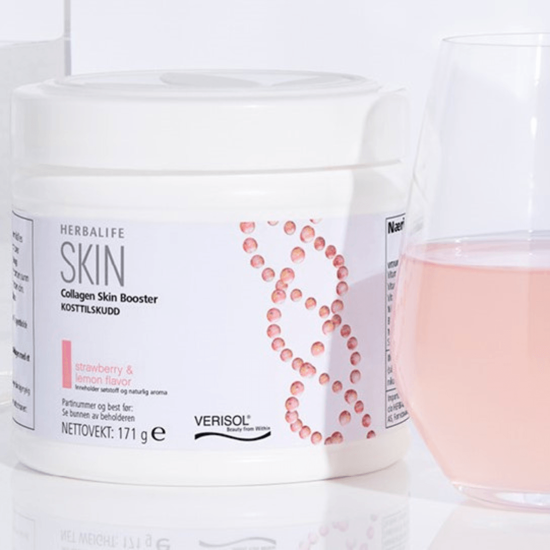 En boks Herbalife SKIN Collagen Booster står sammen med et glass drikkeklar kollagen.