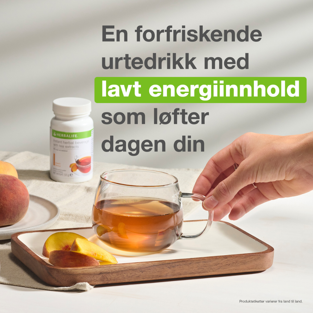 En hånd løfter opp en kopp ferskente fra et fat hvor det også ligger oppskåret fersken. Bak står en boks Herbalife Instant urtekonsentrat te peach flavour. Teksten på bildet er «En forfriskende urtedrikk med lavt energiinnhold som løfter dagen din».