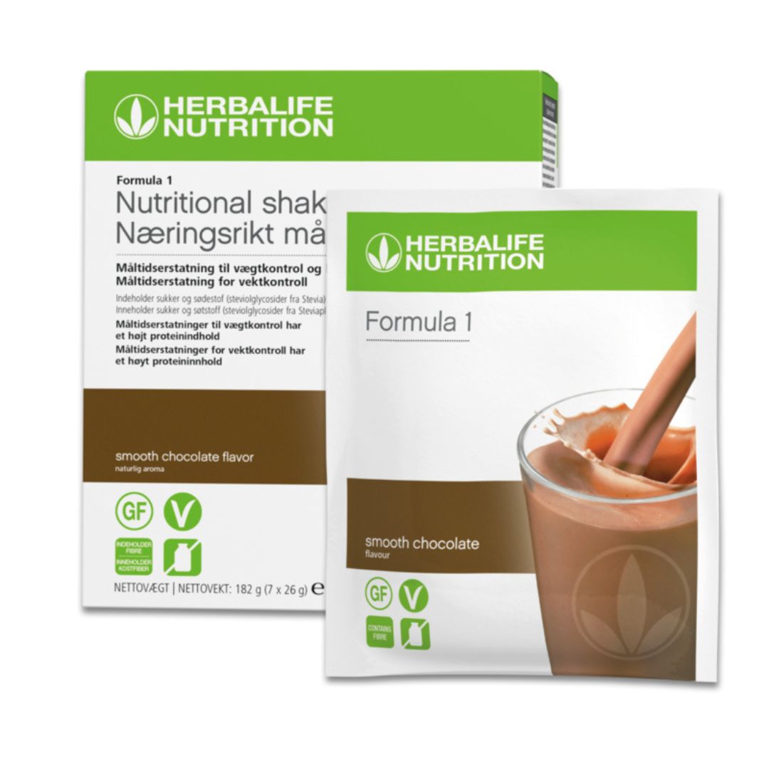 En pakke Herbalife Formula 1 shakemix porsjonsposer med sjokoladesmak og en porsjonspose smooth chocolate-smak. Pakken og posen er merket glutenfri, melkefri og vegansk og posen har bilde av en sjokoladeshake som helles i et glass. 