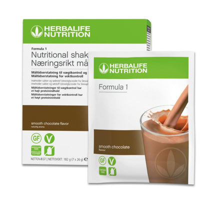 En pakke Herbalife Formula 1 shakemix porsjonsposer med sjokoladesmak og en porsjonspose smooth chocolate-smak. Pakken og posen er merket glutenfri, melkefri og vegansk og posen har bilde av en sjokoladeshake som helles i et glass. 